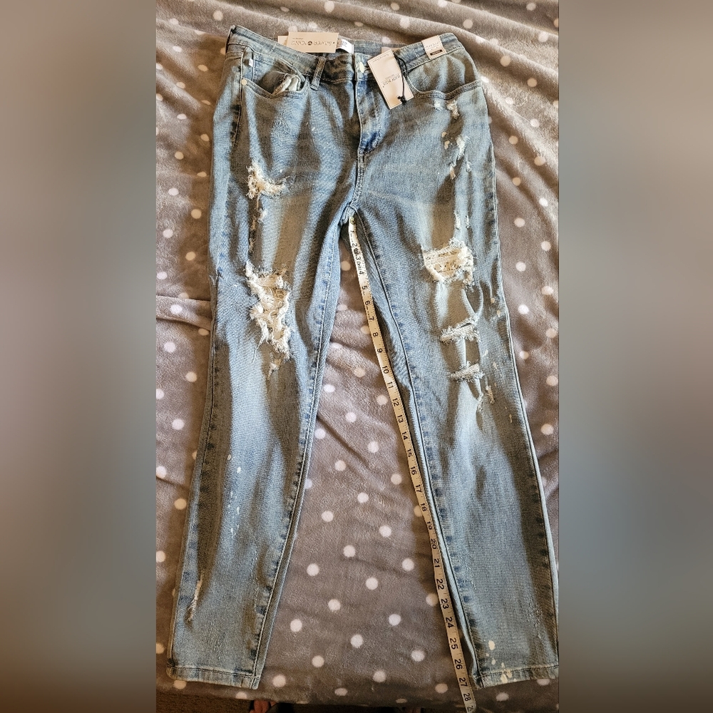 Lace detail distressing jeans